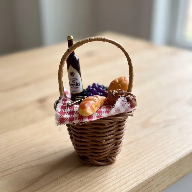 Picnic Basket Fridge Magnet, Resin Food Basket Kitchen Decor — product photo 1