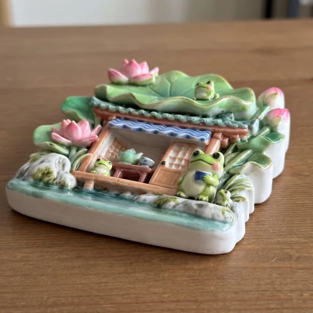Refrigerator Magnet: Frog Cottage With Leaf Roof and Pink Flowers — product photo 12